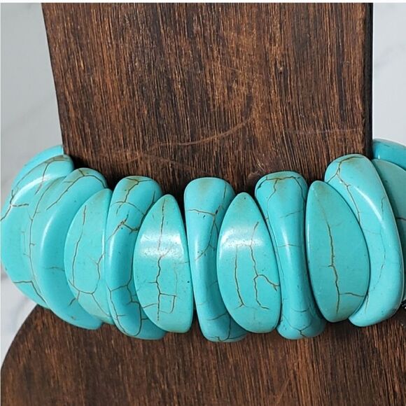 HOWLITE Faux Turquoise Southwestern Style Stretch Bracelet - Picture 2 of 5